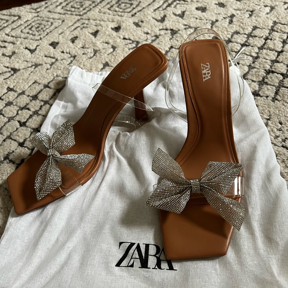 ZARA VINYL BOW HEELED SANDALS. SIZE 8.5